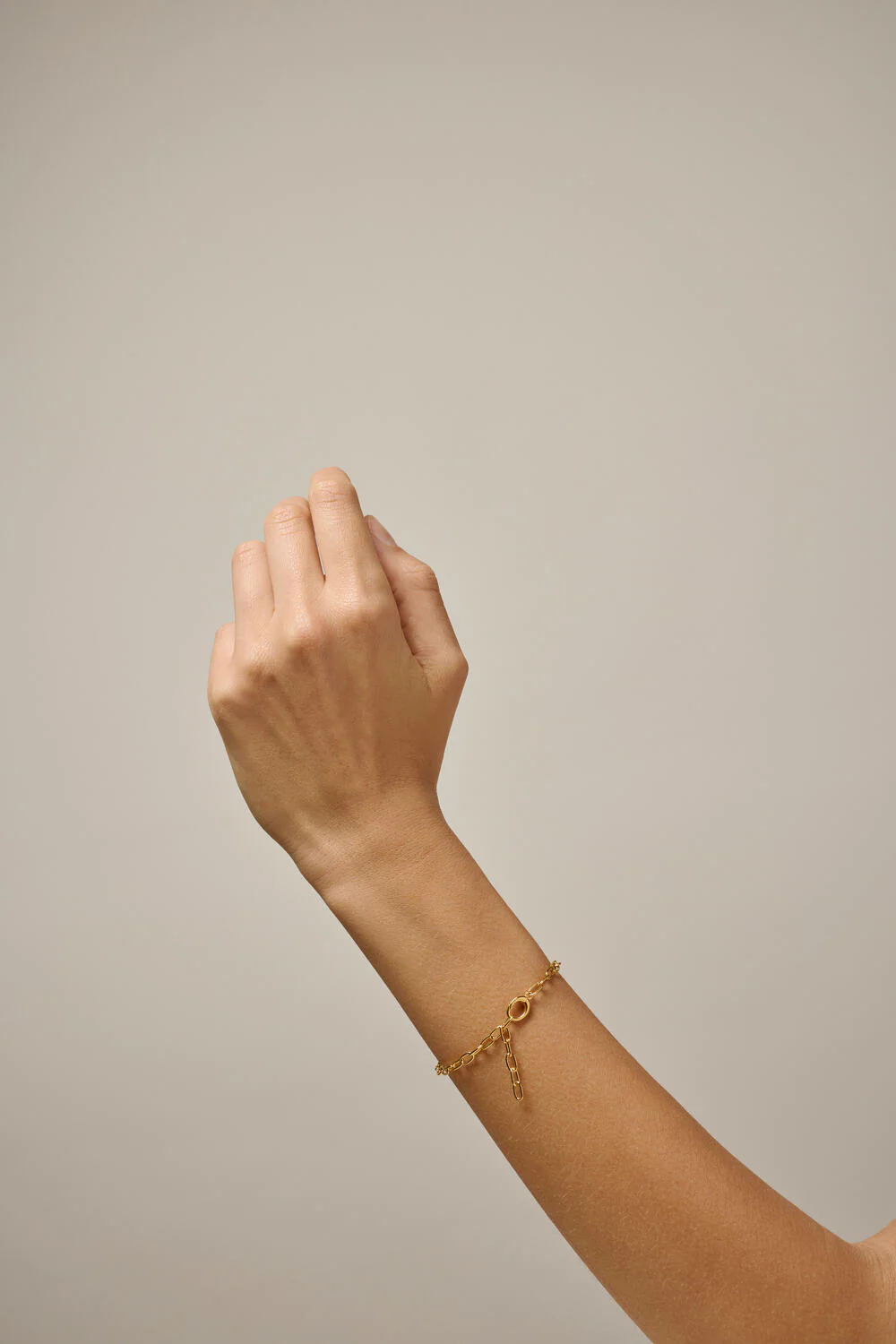 Medium Charm armbånd - guldfarvet - Image 2