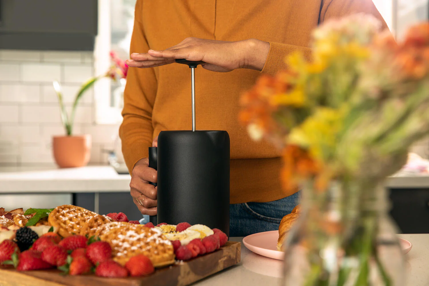 Clara French Press stempelkande, Matte Black - 709ml - Image 5