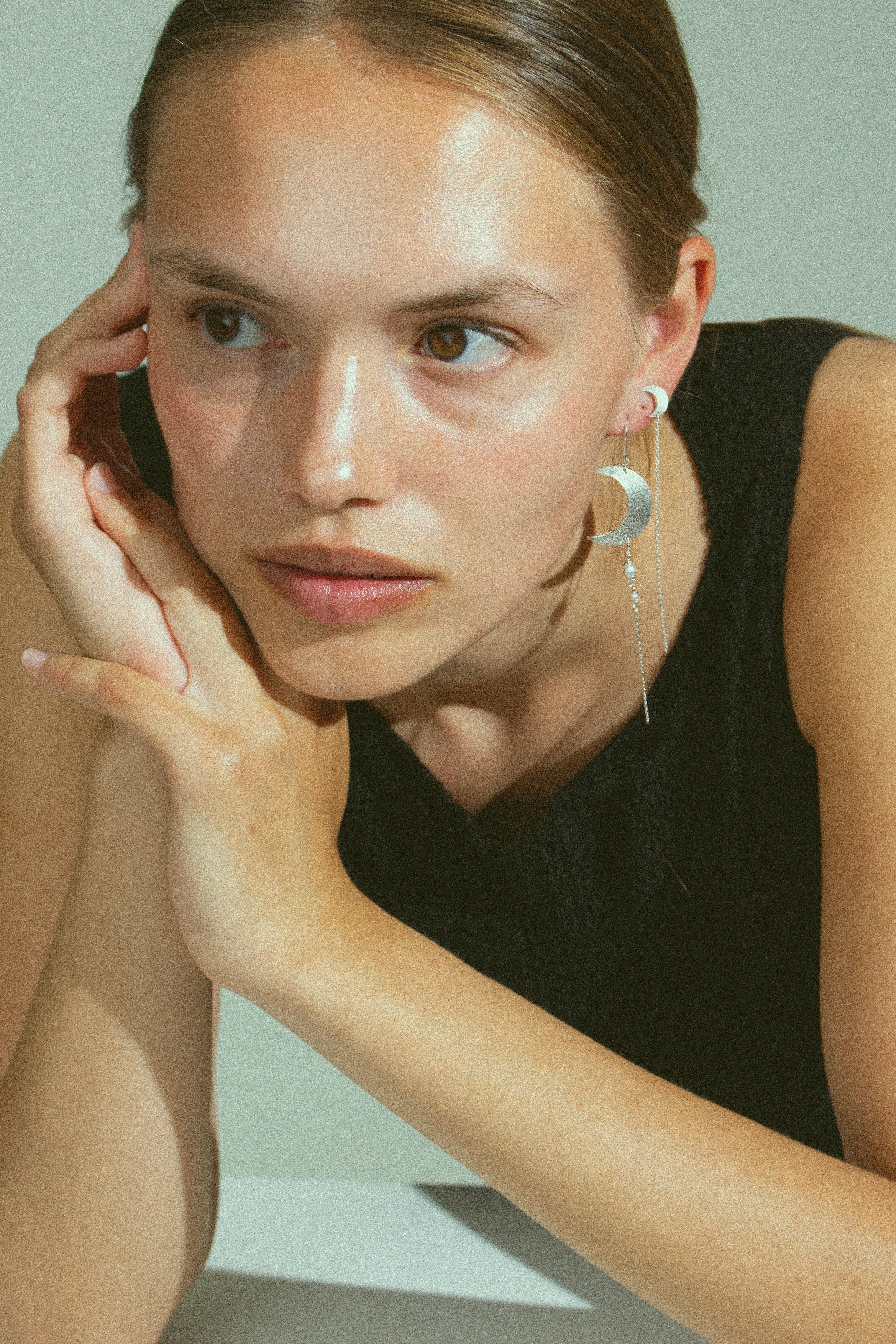 Half Moon with pearl chain ørering - sølv - Image 2