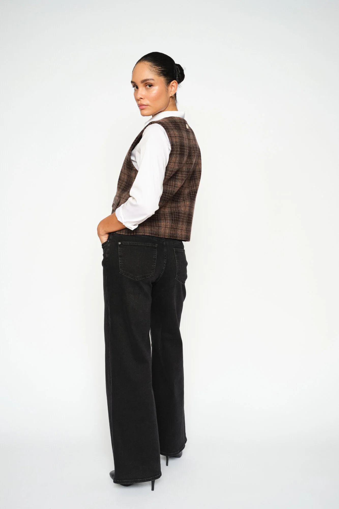 Runa Chez vest - Bracken - Image 5