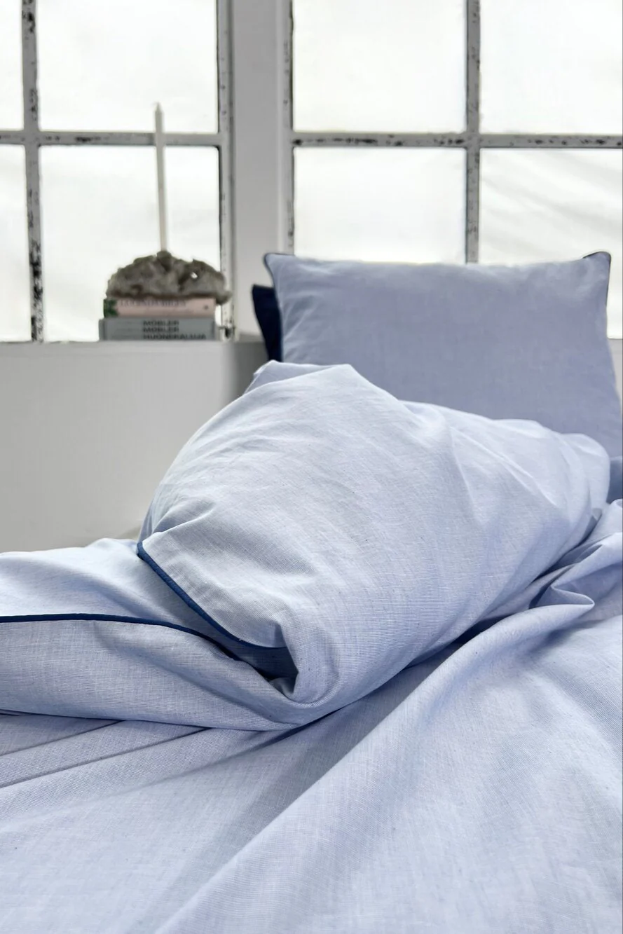 Chambre sengetøj med Piping - Lys Blå/Navy piping - Image 2