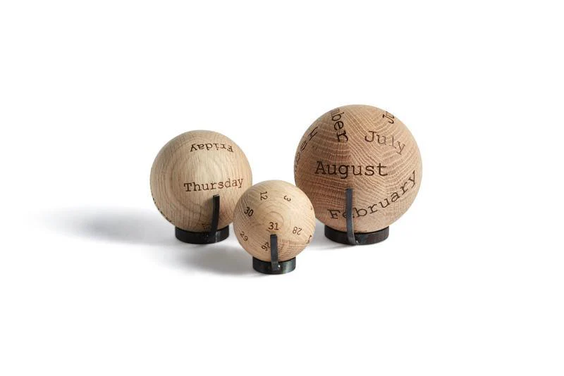 Balls kalender - egetræ/metal