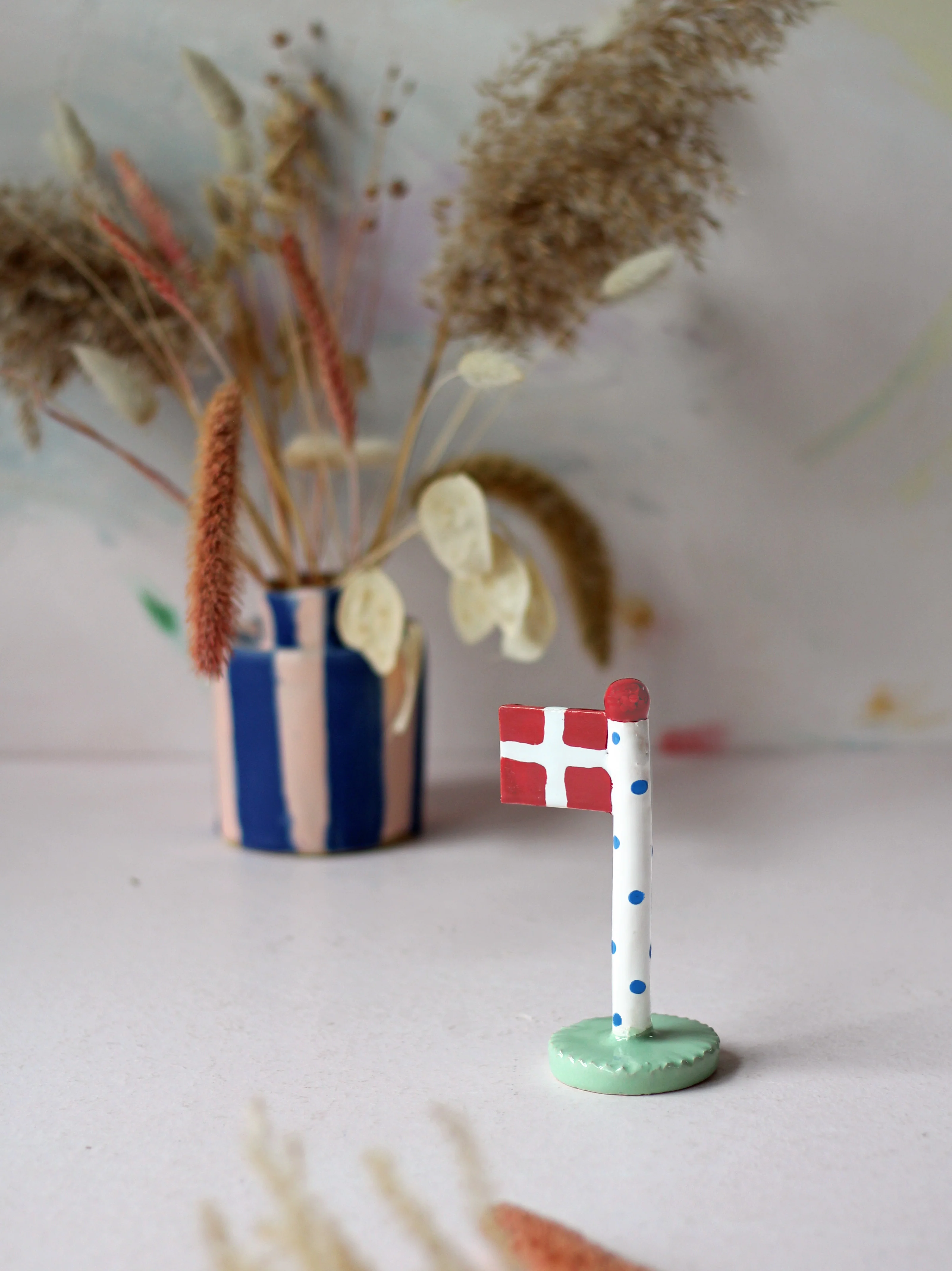 Polkadotflag med lysegrøn fod m. rød knop - H10-14 cm. - Image 2